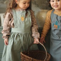 <img class='new_mark_img1' src='https://img.shop-pro.jp/img/new/icons1.gif' style='border:none;display:inline;margin:0px;padding:0px;width:auto;' />AVERY ROW KID'S APRON- HONEY BEE