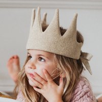 <img class='new_mark_img1' src='https://img.shop-pro.jp/img/new/icons1.gif' style='border:none;display:inline;margin:0px;padding:0px;width:auto;' />AVERY ROW CHILDREN'S GOLD SPARKLE KNITTED CROWN