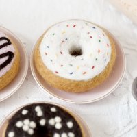 <img class='new_mark_img1' src='https://img.shop-pro.jp/img/new/icons1.gif' style='border:none;display:inline;margin:0px;padding:0px;width:auto;' />Felt Doughnut (Donut) with Classic Glaze and Rainbow Sprinkles