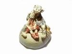 おさるといっしょ (女の子) 【にしだ みき ・陶芸】 少女 陶器 人形 可愛い 素朴 モンキー 猿 さる ストライプ 着色 おもしろ 楽しい