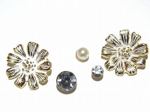 マーガレットピアス 片耳 花芯黄&花びら白 マーガレットピアス