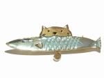 ネコ魚 ブローチ 【 cuir carameliser クイール キャラメリゼ 】【 メール便 送料無料 】 動物 ネコ 猫 魚 キャット アニマル レディース おもしろ 奇抜 ユニーク 目立つ