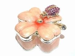 『 恋するクローバー 』 (シュガーピンク)【 ピィアース Piearth Japan 】アクセサリー ジュエリー ボックス 置物 インテリア かわいい モチーフ オブジェ 四葉 昆虫