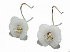 カンターベリーベル ピアス (ホワイト)【 Luccica ルチカ 】【 メール 送料無料 】 アクセサリー カワイイ 花 フラワー 植物 エレガント ナチュラル 大人可愛い