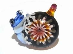 Flower (弐)【 kengtaro ケンタロー 】ペンダントトップ カエル ボロシリケイトガラス 職人 作家 蛙 かえる フロッグ モチーフ カラフル 芸術 個性的 かわいい 花