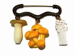 きのこのカブトピン (なめこセット)【 ariam 】 ハンドメイド 樹脂粘土 アクセサリー おもしろ ユニーク 誕生日 プレゼント 女性 雑貨 可愛い 作家