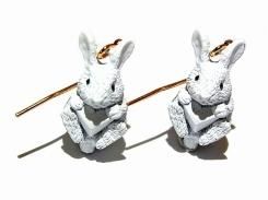 雪うさぎ ピアス 【 cuir carameliser クイール キャラメリゼ 】 アクセサリー アニマル 動物 かわいい 兎 うさぎ ラビット ハート おしゃれ 絵本 スノー