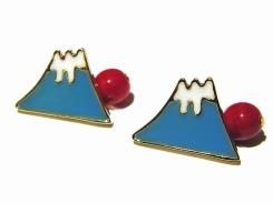 フジヤマ ピアス 【 Luccica ルチカ 】【 メール便 送料無料 】 カワイイ 誕生日 プレゼント 女性 雑貨 おしゃれ 富士山 登山 アウトドア スタッド
