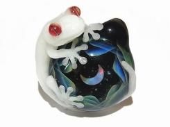 月夜と守宮 五 【 ケンタロー × ノーザンライツ 】ペンダントトップ 白いヤモリとオパール ボロシリケイトガラス 職人 作家 蛙 かえる フロッグ 一点 芸術 個性的