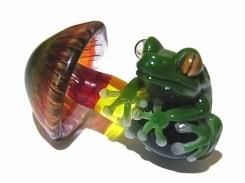 Frog on a Mushroom 七【 kengtaro ケンタロー 】 ネコメガエル ボロシリケイトガラス 職人 作家 蛙 かえる フロッグ 菌 きのこ アクセサリー ペンダントトップ おしゃれ