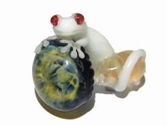 Gecko on a Mushroom 【 kengtaro ケンタロー 】 白ヤモリ 赤目 ユニーク おしゃれ オパール ボロシリケイトガラス 硝子作家 個性的 置物 インテリア キノコ