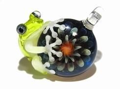 Flower 参【 kengtaro / ケンタロー 】ペンダントトップ カエル ボロシリケイトガラス 職人 作家 蛙 かえる フロッグ モチーフ カラフル 芸術 個性的 かわいい 花