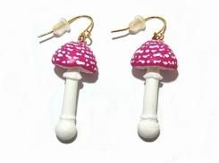 ピンクキノコのピアス(ベニテングタケ) (傘開き小)【 ariam 】 ハンドメイド 樹脂粘土 アクセサリー 誕生日 プレゼント 女性 雑貨 おもしろ 可愛い かわいい