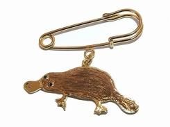 カモノハシ ショールピン 【 Luccica ルチカ 】【 メール便 送料無料 】 アニマル 動物 ジュエリー かわいい ユニーク おもしろ モチーフ 女性 誕生日 20代 30代