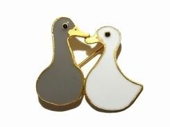 ducks ブローチ 【 Luccica ルチカ 】【メール便送料無料】 鳥 アクセサリー アヒル かわいい 誕生日 プレゼント 女性 雑貨