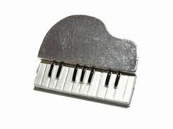 ピアノ ブローチ (シルバー)【 Luccica ルチカ 】【メール便送料無料】 楽器 演奏 音楽 アクセサリー かわいい 個性的 コンサート ライブ ユニーク