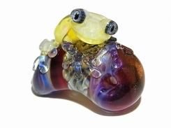 <img class='new_mark_img1' src='https://img.shop-pro.jp/img/new/icons6.gif' style='border:none;display:inline;margin:0px;padding:0px;width:auto;' />カエル アクセサリー 『 勾玉 (マガタマ) 十 ペンダントトップ 』【 kengtaro ケンタロー 】 勾玉 蛙 ガラス 作家 フロッグ