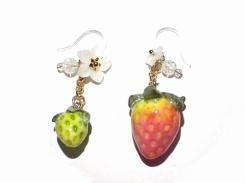 お花と苺 ピアス (樹脂フック) 【Wadou-koubou/和道工房】いちご ストロベリー フルーツ 果物 アクセサリー メルヘン かわいい 絵本 童話 おしゃれ