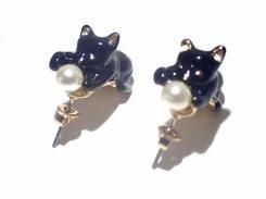 パールキャッチキャット ピアス (黒猫) 【 KAZA カザ 】【 メール便 送料無料 】 ねこ 猫 アニマル 動物 アクセサリー プレゼント かわいい スタッド