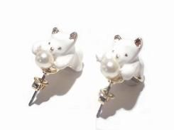 パールキャッチキャット ピアス (白猫) 【 KAZA カザ 】【 メール便 送料無料 】 ねこ 猫 アニマル 動物 アクセサリー プレゼント かわいい スタッド