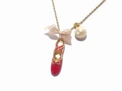 バレエシューズ ネックレス (レッド) 【 KAZA カザ 】【 メール便 送料無料 】 レディース アクセサリー ジュエリー パール アジャスター リボン ダンサー