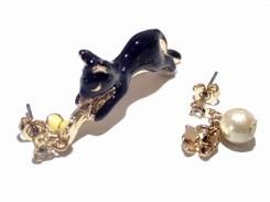 小枝に乗った黒ネコ ピアス 【 KAZA カザ 】【 メール便 送料無料 】 ねこ 猫 キャット アニマル 動物 アクセサリー 誕生日 プレゼント 女性 雑貨