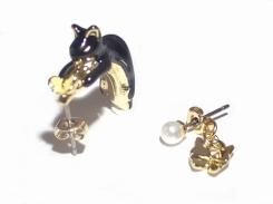 小枝に乗った黒ネコ ピアス (小パール) 【 KAZA カザ 】【 メール便 送料無料 】 ねこ 猫 キャット アニマル 動物 アクセサリー 誕生日 プレゼント 女性 雑貨