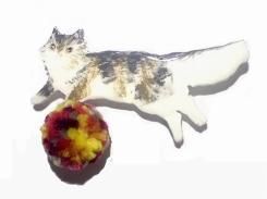 猫とカラフルボールのブローチ【 Luccica ルチカ 】 ねこ キャット アニマル 毛糸 丸い かわいい おもしろ 個性的 プレゼント