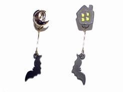 <img class='new_mark_img1' src='https://img.shop-pro.jp/img/new/icons11.gif' style='border:none;display:inline;margin:0px;padding:0px;width:auto;' />空飛ぶコウモリ ピアス 【 Luccica ルチカ 】【 メール便 送料無料 】 アニマル 動物 ユニーク カワイイ キュート コウモリ おもしろ ハロウィン