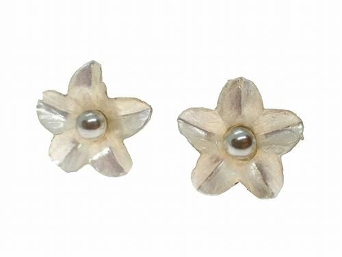 白いお花のピアス2 Luccica ルチカ メール便 送料無料 パール 花 アクセサリー ハンドメイド フェミニン プレゼント 女性 雑貨 白いお花のピアス2 Luccica ルチカ メール便 送料無料 パール 花 アクセサリー ハンドメイド フェミニン プレゼント 女性 雑貨