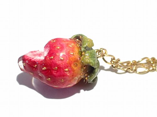 かじりかけの赤い苺 チャーム ゴールド【 Wadou-koubou 和道工房 】イチゴ いちご ストロベリー フルーツ 果物 ハンドメイド