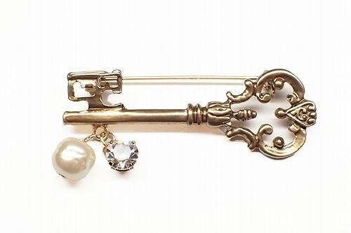 Antique Key ブローチ Luccica ルチカ メール便 送料無料 カワイイ 誕生日 プレゼント 女性 雑貨 おしゃれ 鍵 キー