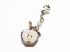 リンゴの マスクアクセサリー 【 Wadou-koubou 和道工房 】 かわいい 林檎 アップル 揺れる キュート カニカンタイプ お洒落 簡単