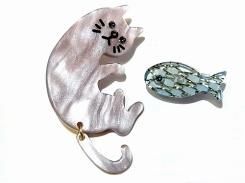 はらぺこネコ ブローチ (グレー×ライトブルー)【 Luccica ルチカ 】【メール便送料無料】 ねこ 猫 キャット アニマル 動物 魚 フィッシュ かわいい おもしろ 個性的 ユニーク 誕生日