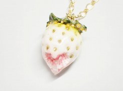 かじりかけの白い苺 ネックレス　（ゴールド)【Wadou-koubou/和道工房】イチゴ いちご ストロベリー フルーツ 果物 アクセサリー ハンドメイド