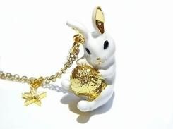 月を抱っこしたミルキーラビット ネックレス 【 KAZA カザ 】【メール便送料無料】うさぎ 兎 ウサギ アクセサリー 動物 ムーン ルナ アニマル かわいい 誕生日 プレゼント 女性 雑貨