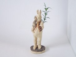 ウサギにだっこ 【にしだ みき ・陶芸】兔の陶人形