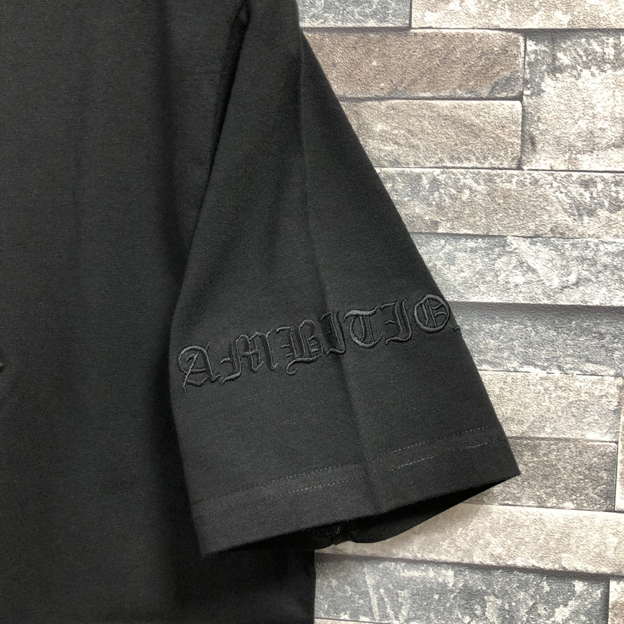 Be Ambition クロス ロゴ エンボス Zip Up 半袖ポロシャツ-