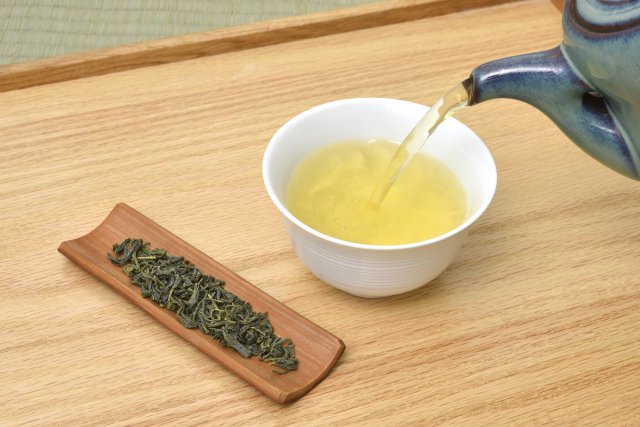 釜伸び茶とは宮崎県の山間部で少量作られるお茶で釜炒り茶とも呼ばれる