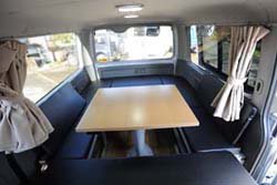 200系ハイエースS-GL用テーブル＆ベッドキット　セカンドシート側をテーブルにセット