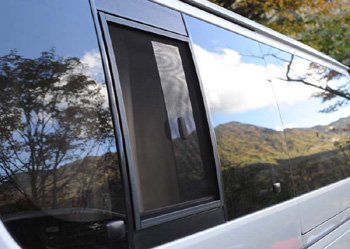 200系ハイエース・レジアスエース用の網戸は、装着したまま窓の開閉が可能