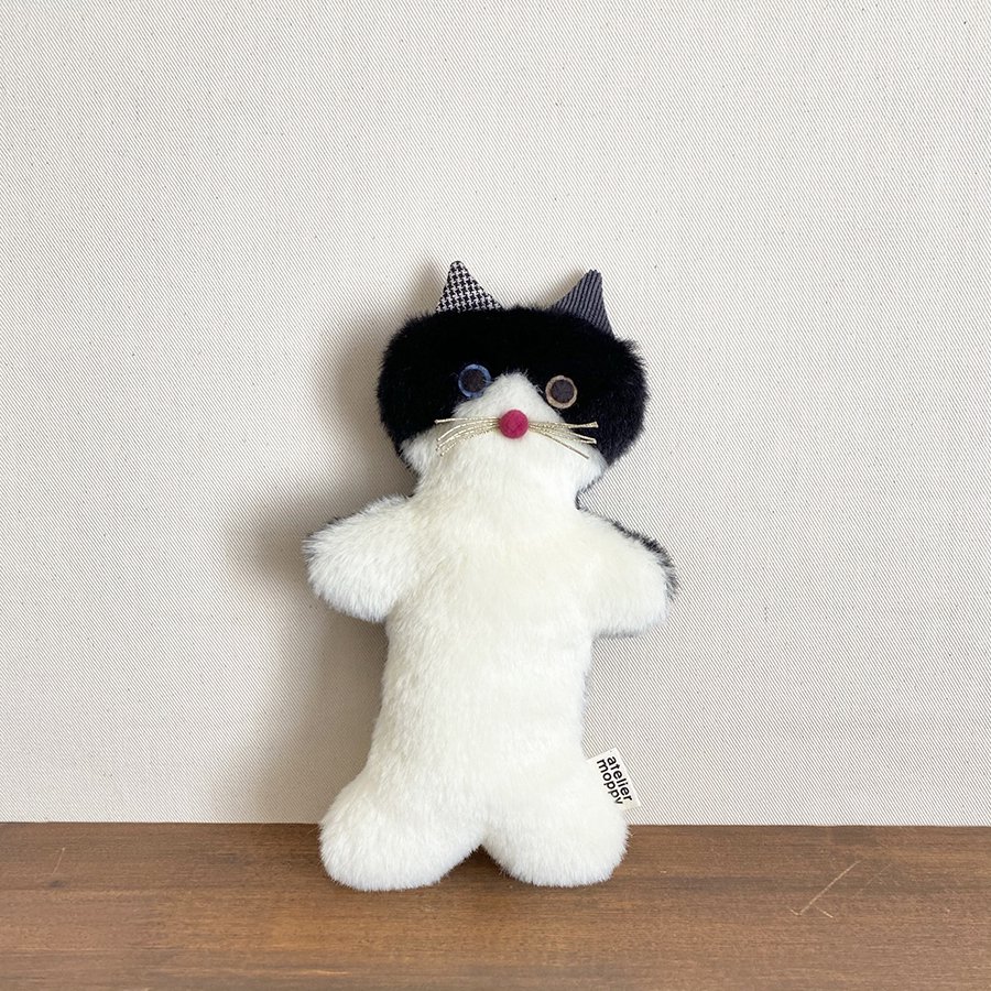 リアルシリーズ 日本製 リアルな猫のぬいぐるみ 58cm (シロネコL目明き)