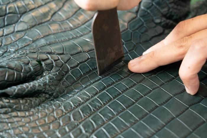 ワニ革を加工する様子