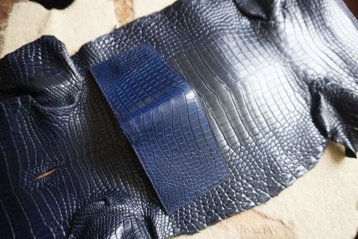 藍染のポロサスの革