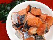 犬猫の手作りご飯におすすめの魚「北海道産 無塩生鮭　スペシャルカット(角切り) 300g」