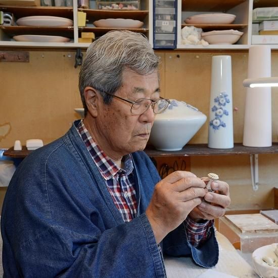 登り窯　平戸菊花飾染付茄子形花瓶 - 三川内焼「平戸洸祥団右ヱ門窯」オンラインショップ