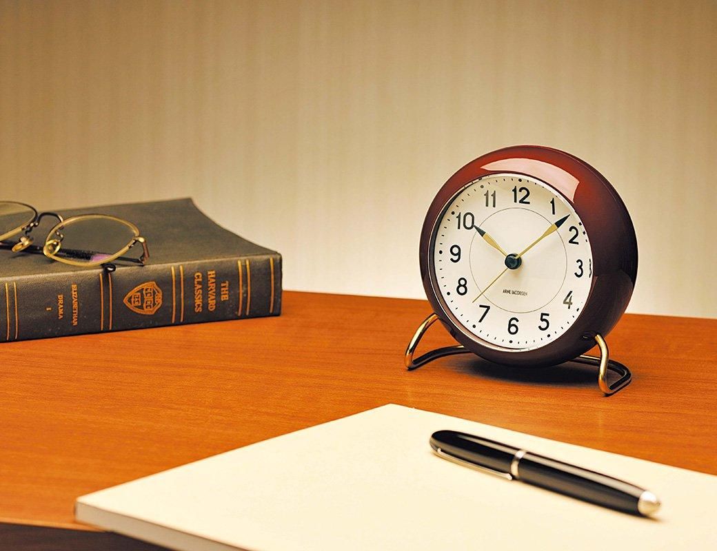 テーブルクロック ステーション バーガンディ | アルネ・ヤコブセン