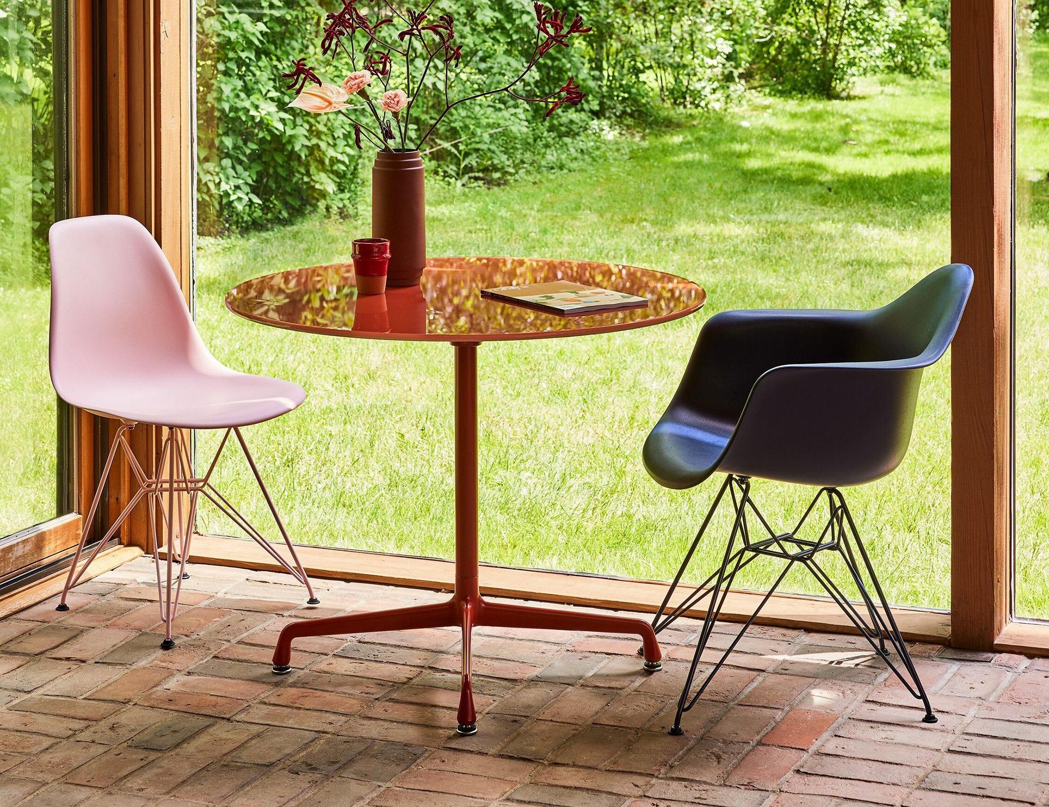 ミニチュア　アームシェルチェア　イームズ イームズプラスチックシェルアームチェア - Herman Miller x HAY