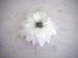 羽と造花のラメいりヘアーアクセサリートライバルスタイル　ホワイト