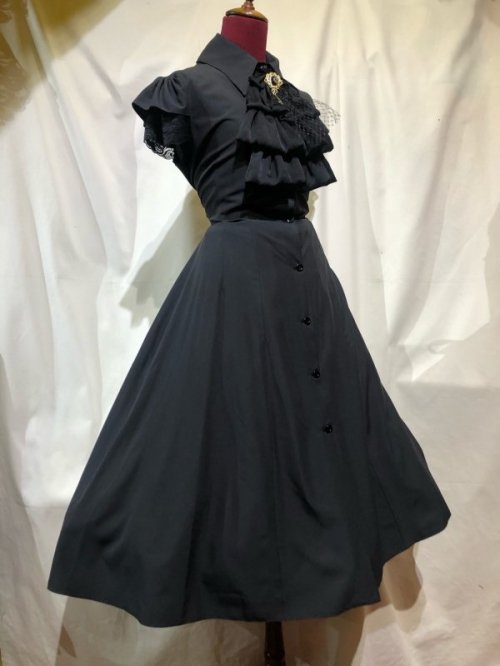 ゴシックロリータブランドのmarbleのフリルタイ付き ゴシック調ロングワンピース 黒の通販 販売ページです Atelier Pierrot アトリエピエロ